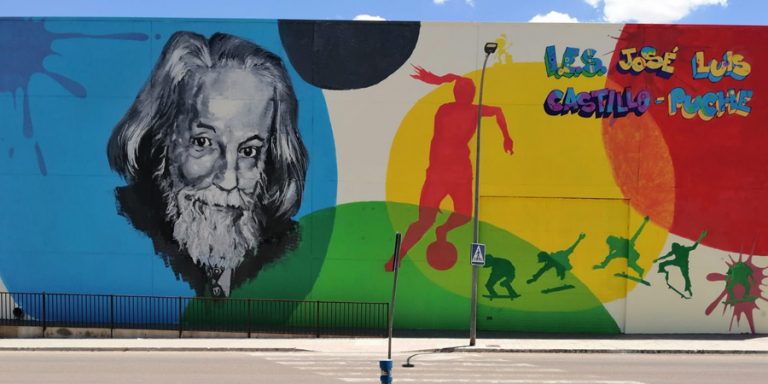 Raúl Estal firma el nuevo mural del instituto ‘José Luis Castillo- Puche’