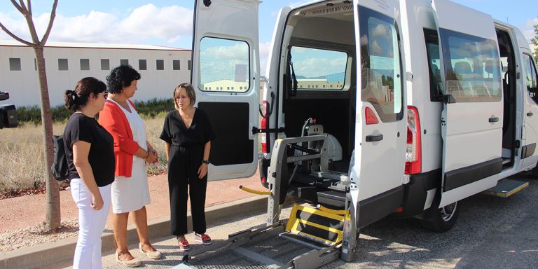 Nuevo vehículo de transporte adaptado en el Centro de Día de “Las Teresas”