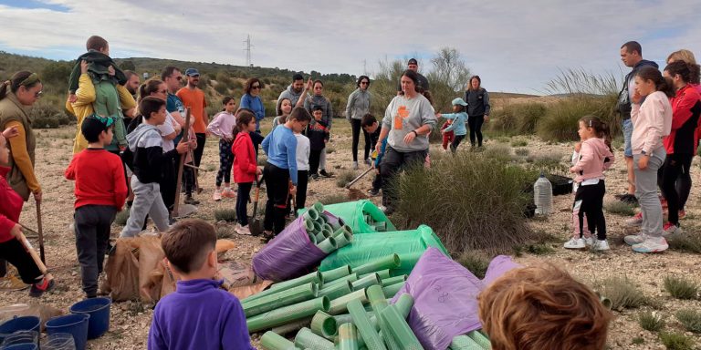 150 vecinos de Yecla tomaron parte en la XXXVII campaña de repoblación forestal de ANIDA